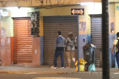 Por el calor o para provocar clientes, las mallas ‘zumban’ en las veredas del suroeste porteño.