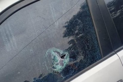 Un vehículo que se encontraba estacionado presentó varios impactos de proyectil.