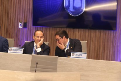 Francisco Egas, presidente de la FEF, intercambia impresiones con el asesor jurídico Luis Játiva durante la instalación del Congreso Electivo