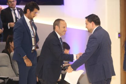 Francisco Egas recibe la felicitación de uno de los asistentes tras ser reelecto presidente de la FEF.