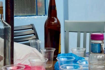 En el sitio había varias botellas con licor.