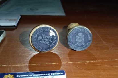 El sujeto también tenía sellos del Municipio de Quito.