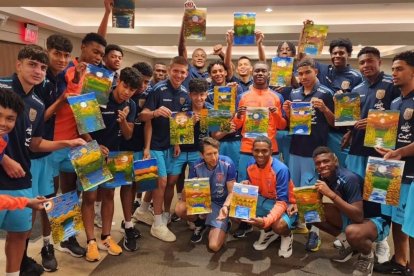 Los jóvenes de la sub-17 vivieron momentos de esparcimiento en las clases de pintura.