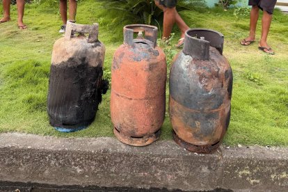 Cilindros de gas doméstico, calcinados tras el incendio en Montalvo, reflejan el peligro que enfrentaron los vecinos al intentar contener las llamas.