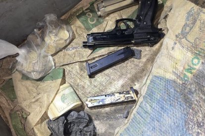 Las evidencias halladas a los policías detenidos durante el procedimiento.