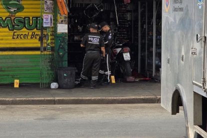 Policías acudieron al sitio para recabar indicios balísticos y retirar los cuerpos.