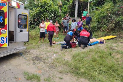 Personal de rescate del Cuerpo de Bomberos de Quinindé brinda atención prehospitalaria a uno de los heridos en el accidente de la vía E-20, sector El Vergel.