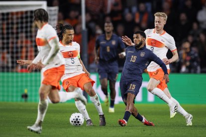 Pedro Vite disputa un balón contra Nathan Aké.