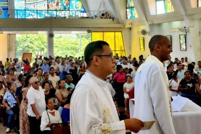 Fieles y sacerdotes se congregaron en la Catedral de Esmeraldas para la Misa Crismal 2026, celebración que reafirmó la unidad y la fe de la comunidad católica.
