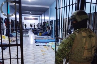 Militares inspeccionan los pabellones del Centro de Rehabilitación Social de Varones de Esmeraldas, donde se coordinaban extorsiones bajo la modalidad de “vacunas”.