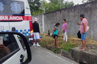Vecinos observan la escena en la vía Vuelta Larga–Tabiazo, donde un adolescente perdió la vida en un accidente de tránsito.