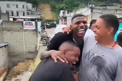 Robert Arboleda, sonriente y rodeado de amigos en un barrio de Esmeraldas, en medio de la polémica por su ausencia en São Paulo.