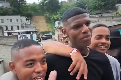 Robert Arboleda comparte risas y gestos con amigos en un barrio de Esmeraldas, mientras crece la polémica por su ausencia en Brasil.