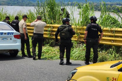 Operativo policial en el cantón Eloy Alfaro, donde agentes inspeccionan la zona de Maldonado tras un hecho violento.