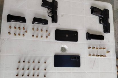 Armas de fuego, municiones y teléfonos móviles incautados durante el operativo en Rioverde contra la organización criminal “Los Chechenos”.