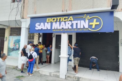 Fachada de la farmacia San Martín, en el centro de Esmeraldas, donde el presidente de la Cámara de Comercio, Édgar Aguayo, fue asesinado en agosto de 2025.