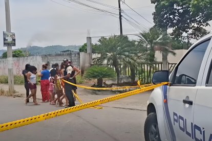 La Policía Nacional acordonó el sector de San Rafael, Esmeraldas, tras el asesinato de Pedro Javier Orbe, mientras curiosos observaban la escena desde la cinta de seguridad.