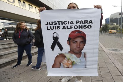 Familiar de la víctima sostiene un cartel durante el plantón en el Complejo Judicial Norte, donde exigieron justicia por el asesinato de Luis Alfonso Jijón.