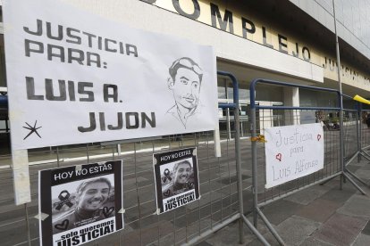 Entre imágenes y mensajes, los manifestantes exigieron justicia por Luis Alfonso Jijón en Quito.