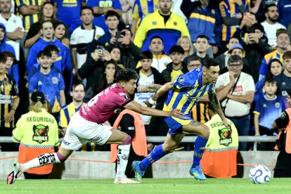 Ángel Di María (d) de Rosario Central disputa un balón con Ronald Briones de Independiente del Valle.