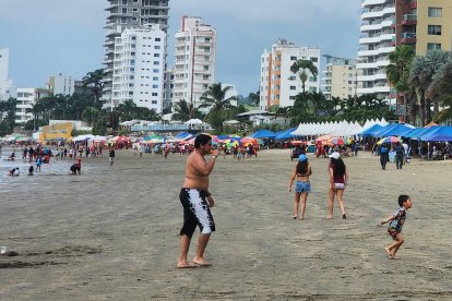 Panorámica de la playa de Tonsupa, balneario turístico de Atacames, donde la mañana del sábado se registró una emergencia por ahogamiento.