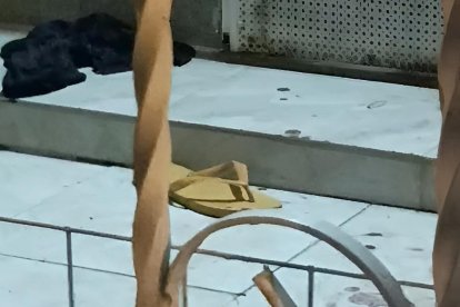 Sandalias y prendas en la entrada de una vivienda de La Tolita 1, donde un ataque armado dejó un muerto y dos heridos.