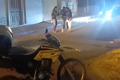 Agentes policiales resguardan la escena del crimen en el barrio 15 de Marzo, donde un joven fue asesinado la noche del domingo.