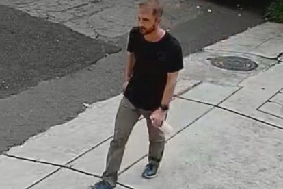 Este es la imagen que registró la cámara de seguridad antes de perder el rastro del extranjero.