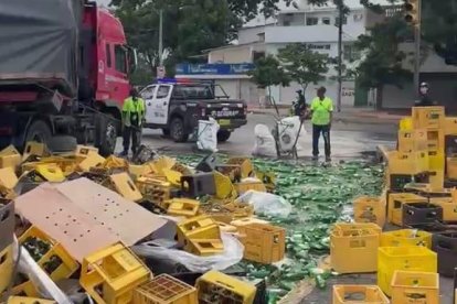 Así quedaron las cervezas esparcidas sobre el asfalto.
