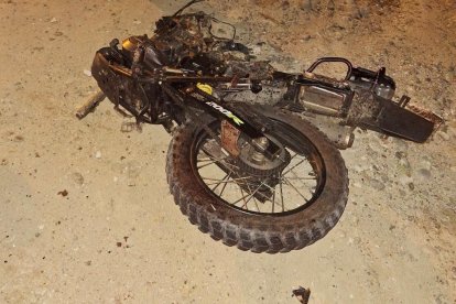 Motocicleta destruida tras el impacto con la unidad de la cooperativa Trans Occidental en la vía Quinindé-Esmeraldas, accidente que dejó dos fallecidos y 15 heridos.