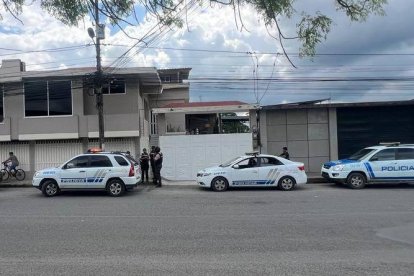 Vehículos policiales permanecen en los exteriores de la vivienda del alcalde de Quinindé tras el ataque armado.
