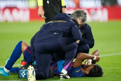 Después de cobrar el penal, Lamine Yamal quedó tendido en el suelo.