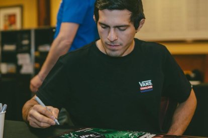 El tricolor asistió a su primera firma de autógrafos como participante de una cartelera.