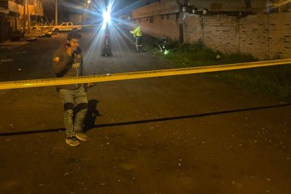 Policías de Criminalística levantaron indicios en la zona donde hallaron a la víctima.