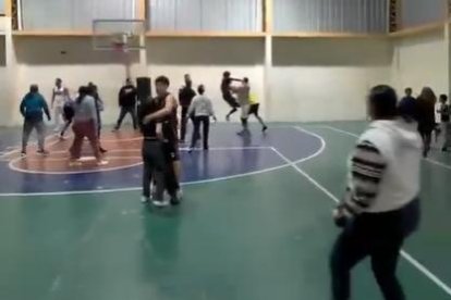 La batalla campal duró varios minutos.