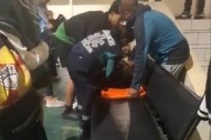 Uno de los deportistas fue atendido por personal de emergencia y trasladado en ambulancia a una casa de salud.