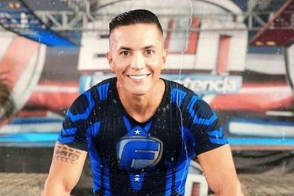 Toño Abril, ex participante de programas de realitys, ya no quiere regresar a la televisión ecuatoriana. Su meta principal es ampliar su restaurante, cuya especialidad es el pollo asado.
El local que abrió hace 7 años, en el norte de Guayaquil, estuvo cerrado más de dos meses debido a la pandemia de coronavirus. Hace dos semanas reabrió sus puertas, pero esta vez es el excompetidor de los realitys Calle 7 y BLN, es quien lo administra y se hará cargo de él hasta convertirlo en el número uno de la ciudad.
Lee también: “Toño Abril no es mi amante, ¡basta de tanta maldad!”
“La sazón del pollo la sacó mi papá, siempre le ha gustado la cocina. De hecho, queremos abrir sucursales en Cuenca y otra más en Guayaquil, ofrecemos un pollo diferente del resto”, aseguró Abril, quien pasó la cuarentena en el austro del país, de donde es oriundo.