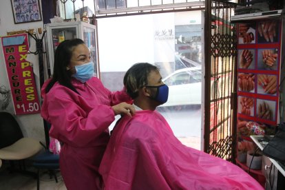 La silla del cliente y los implementos que usan los peluqueros son desinfectados.