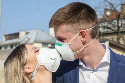 Los besos y los abrazos quedarán para cuando la pandemia haya cesado.