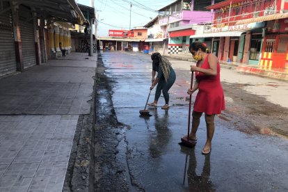 Un grupo de chicas colaboró en la limpieza de la 18.