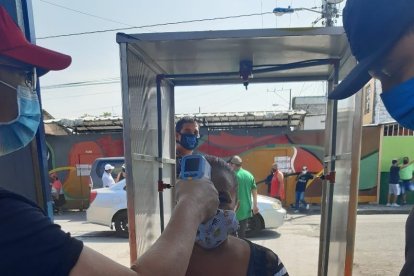 Las trabajadoras sexuales y clientes hicieron una simulación de control anticoronavirus.