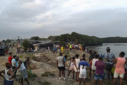 Los lugareños estaban desconcertados por la noticia. Se agolparon para observar las pericias.