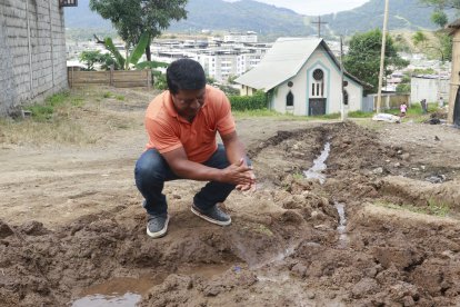 El agua potable que se desperdicia por el daño de una tubería debilita el terreno.