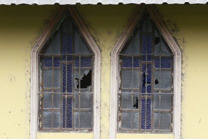 Los vitrales que quedan se destruyen por la falta de mantenimiento.