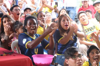 Marilyn Izquierdo vivió los partidos de su hijo Jhon Jairo Espinoza de manera eufórica y 
 comiedo canguil.