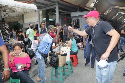 César Chino Freire en la Bahía de Guayaquil saludando con sus fans. 

PERIODISTA : JERSON RUIZ

FECHA : 11/06/2020 

Agencia (ag-extra)