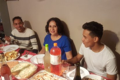Narcisa Ramírez sirviéndose los alimentos junto a sus hijos futbolistas.