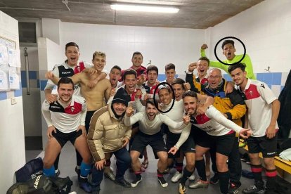 Los gemelos Tacuri Ramírez (en los círculos) juegan en el Club Pablo Picasso de Marbella.