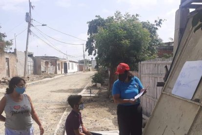 La profesora da clases en los exteriores de la casa para evitar el contagio de coronavirus.