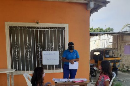 Carolina ESpinoza va en bicicleta a casa de sus alumnos que no tienen acceso a internet.